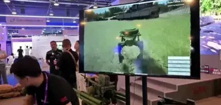 Cina, cani robot armati e droni alla fiera della Difesa