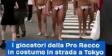 I giocatori della Pro Recco in costume in strada a Tokyo