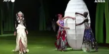Tra farfalle e margherite giganti, Thom Browne chiude la New York Fashion Week