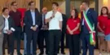 Charles Leclerc inaugura il nuovo centro civico a Spazzate Sassatelli: "Voi siete gli eroi"