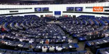 L'abbraccio all'Europarlamento tra von der Leyen e Primo ministro Canada Carney