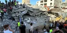 A Gaza crolla un palazzo di 6 piani, decine di dispersi