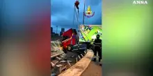 Tir sfonda il guard rail, cabina sospesa nel vuoto: salvo il conducente