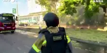 Ucraina, in fiamme un edificio a Odessa dopo un attacco russo