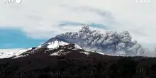 Cile, alta colonna di fumo dopo l'eruzione del vulcano Chill&aacute;n
