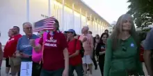 Catena umana per difendere il Kenny Center da Trump: "Gi&ugrave; le mani"