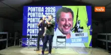 Salvini sale sul palco di Pontida Giovani: Stiamo facendo concorrenza a Roma-Inter