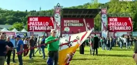 Pontida le magliette pro e contro Salvini, 'sempre con lui', 'si dimetta subito'