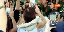 Meloni canta 'A mano a mano' di Rino Gaetano con i giovani di FdI sul palco di Fenix