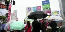 Pioggia intensa a Tokyo, la citt&agrave; si prepara al tifone Dujuan
