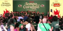 Meloni canta l'Inno di Mameli con i giovani di FdI sul palco di Fenix