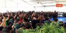 Meloni accolta con una standing ovation a Fenix, la festa dei giovani di FdI