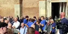Funerali Mazzola, il feretro lascia Sant'Ambrogio tra cori e applausi