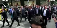 Macron a piedi a New York verso la Trump Tower per il vertice con il presidente Usa