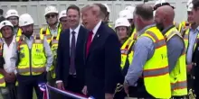 Trump parla ma non si sente nulla al primo evento boicottato da tv