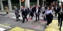 Macron a piedi verso la Trump Tower per incontrare Trump