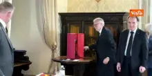 Giuli riceve bozzetto originale Dante Alighieri dello scultore Ximenes a Palazzo Firenze