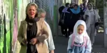 Teheran, l'abbraccio alle madri nel primo giorno di scuola