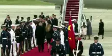 Trump va in pista ad accogliere Xi, gesto raro per un presidente Usa