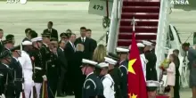 Trump stringe la mano a Xi: rara accoglienza in aeroporto del presidente Usa