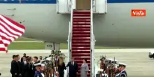 Xi Jinping arriva negli Usa, Trump lo accoglie personalmente in aeroporto con il tappeto rosso