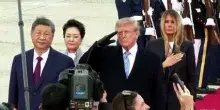 Trump accoglie Xi, ma aereo in volo interrompe l'inno americano