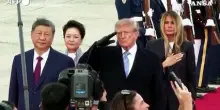 Trump accoglie Xi Jinping nella base militare, irrompe un jet...