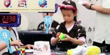 Cina, a 6 anni risolve il cubo di Rubik in poco pi&ugrave; di 4 secondi