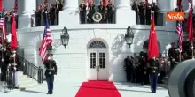 Trump e Melania ricevono Xi Jinping e la moglie alla Casa Bianca. Stretta di mano tra i Presidenti