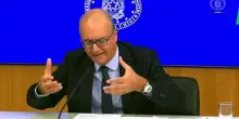 Scuola, Valditara: multe a genitori che rifiutano i corsi di italiano