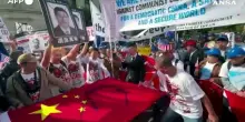 Washington, protesta anti-Xi durante la visita di Stato alla Casa Bianca
