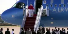 Papa Leone arriva a Parigi, accolto da Macron e Brigitte all'aeroporto