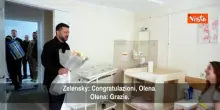 Zelensky porta fiori a neomamma a Odessa: Partorito durante l'allarme aereo