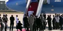 Papa Leone accolto a Parigi da Emmanuel e Brigitte Macron
