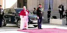 Papa Leone XIV arriva all'Eliseo, accolto da Macron