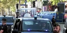Papa Leone arriva a Notre Dame: bagno di folla in papamobile