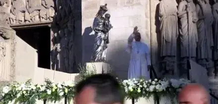 Parigi, Papa Leone XIV visita la cattedrale di Notre-Dame