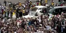 Leone XIV sugli Champs-Elys&eacute;es con la papamobile