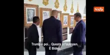 Trump mostra a Xi la foto dell'autopen: &Egrave; Biden. Il Presidente cinese ride