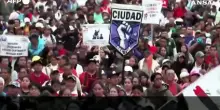Il Messico ricorda i 43 studenti di Ayotzinapa, migliaia in piazza