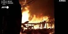 Drone colpisce un edificio a Kiev, i soccorritori al lavoro