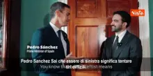 Mamdani e Sanchez giocano a basket con palline di carta: Chi &egrave; di sinistra fa tiri difficili