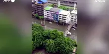 Bangkok sommersa, su una moto d'acqua sfreccia nelle strade allagate