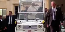 Papa Leone saluta i fedeli, per le strade di Metz in Papamobile