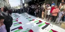 Gaza, funerali collettivi con i corpi recuperati dalle macerie