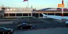 Meloni in visita nella Repubblica Ceca, accolta in aeroporto a Praga con un mazzo di fiori