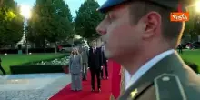 Un mazzo di fiori tricolore per Meloni a Praga, l'accoglienza del premier ceco Babis