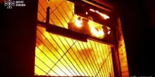 Attacchi russi nella notte su Kiev, danni e incendi: almeno 2 morti