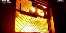 Nuova ondata di attacchi su Kiev, i vigili del fuoco al lavoro