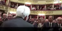 Standing ovation all'ingresso di Mattarella alla Scala per i 120 anni della Cgil